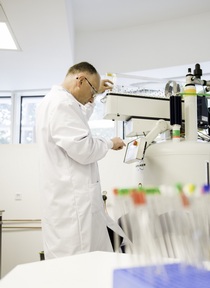 Dr Wren in the lab at the Oxford Drug Discovery Institute