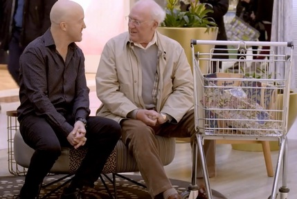 Comic Andy Parson strikes up conversation with shopper. Credit: Campaign to End Loneliness.