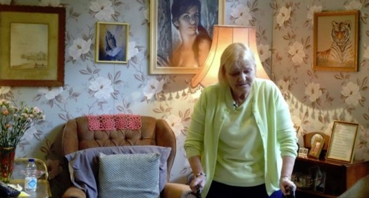 Actress Barbara Heslop delivers 'Home Alone' performance in mock living room.  Credit: Sharon Bailey