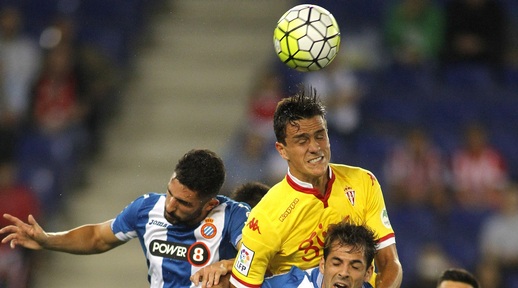Sporting Gijon footballers in Spanish League game. Credit: Maxisport\ Shutterstock