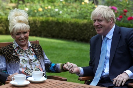Barbara Windsor with Boris Johnson. Credit: gov.uk